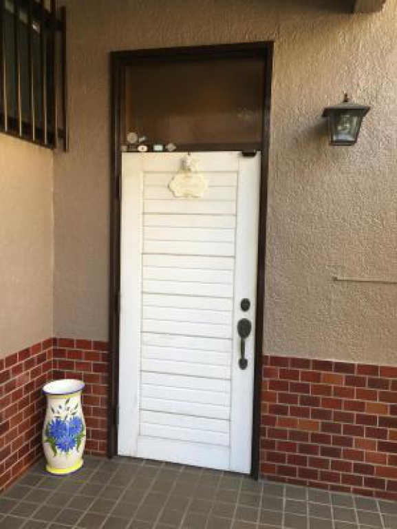 木製のランマ付片開きの玄関ドア